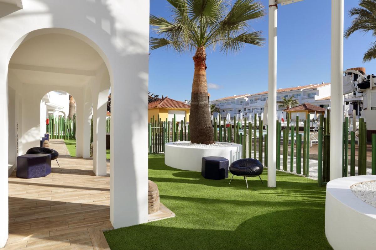 Un balcón o terraza de Ushuaïa Ibiza Beach Hotel - Adults Only - Club Entrance Included