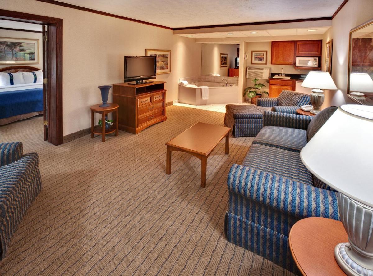 Ramada by Wyndham Midtown Grand Island - Housity