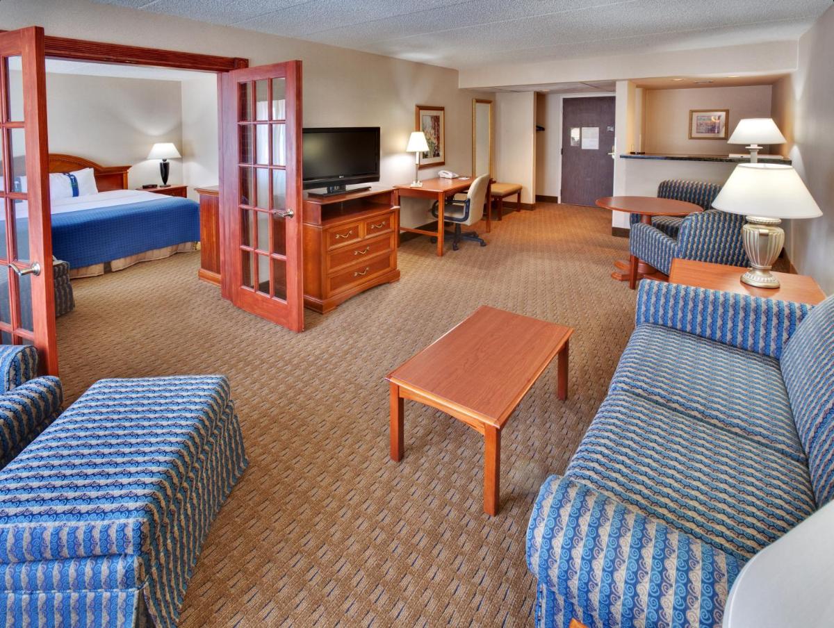 Ramada by Wyndham Midtown Grand Island - Housity