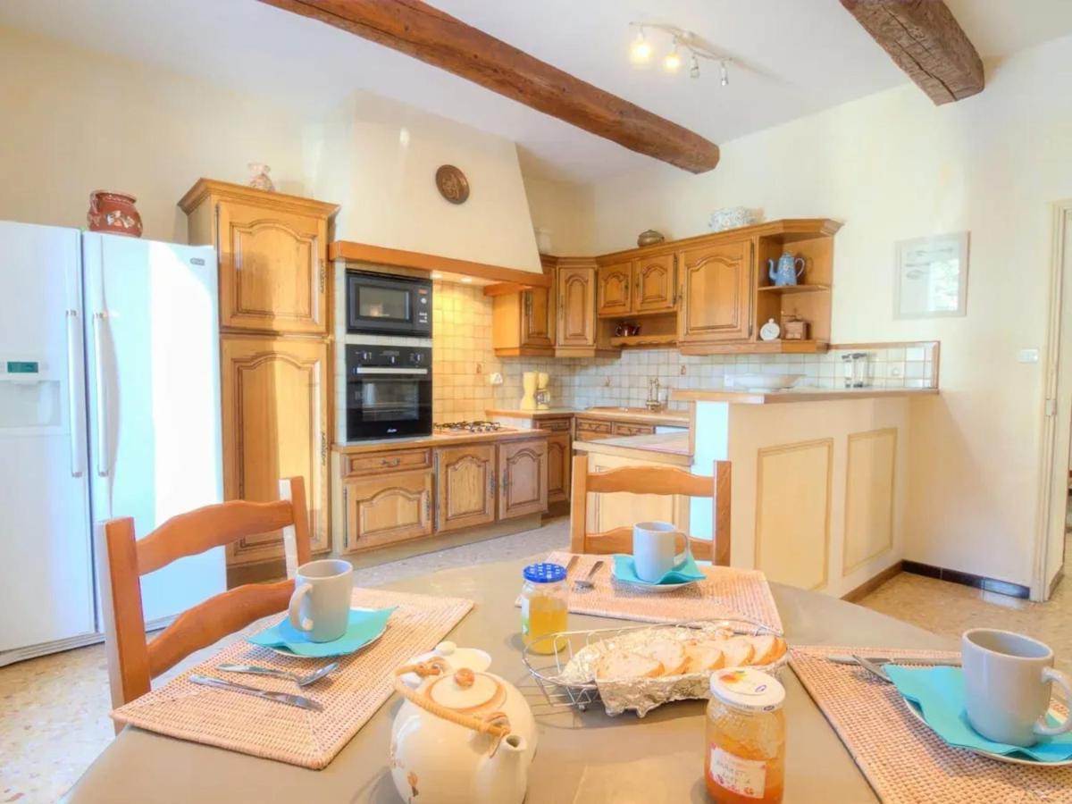 Villa spacieuse à Althen-des-Paluds avec piscine privée - Housity