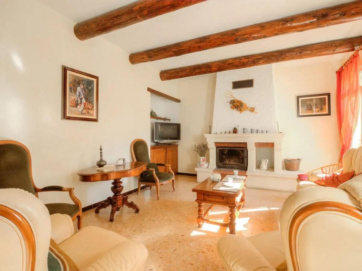 Villa spacieuse à Althen-des-Paluds avec piscine privée - Housity