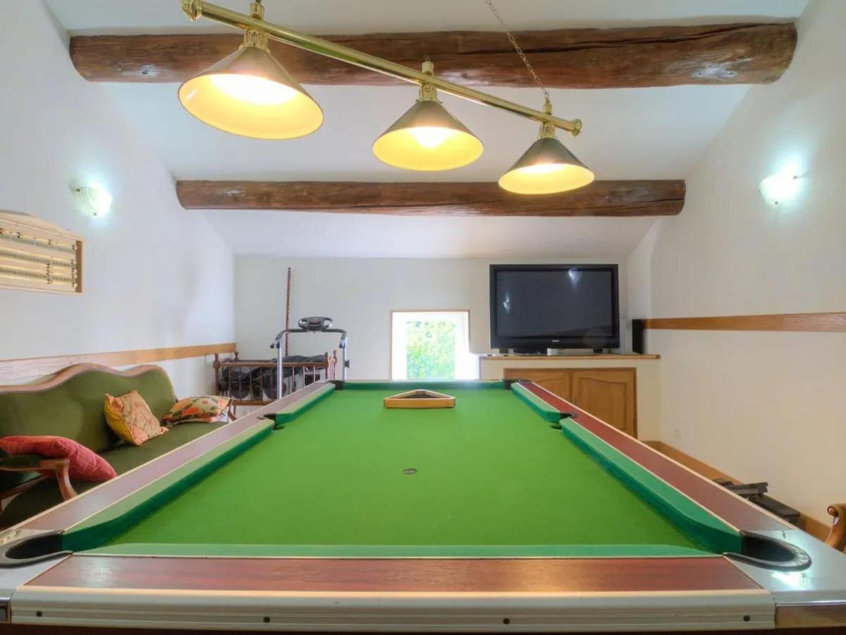 Villa spacieuse à Althen-des-Paluds avec piscine privée - Housity