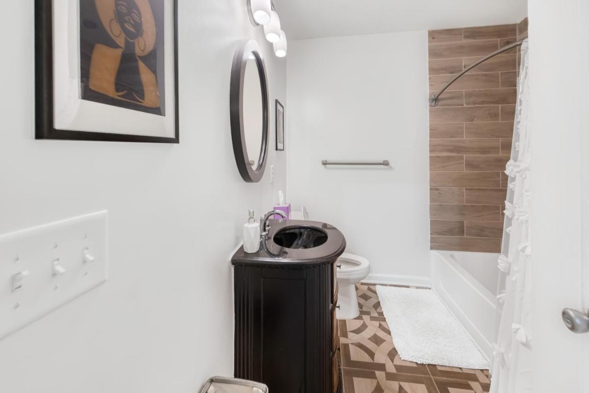 Charming 2BR Bungalow 4 Minutes to Duke University - Housity