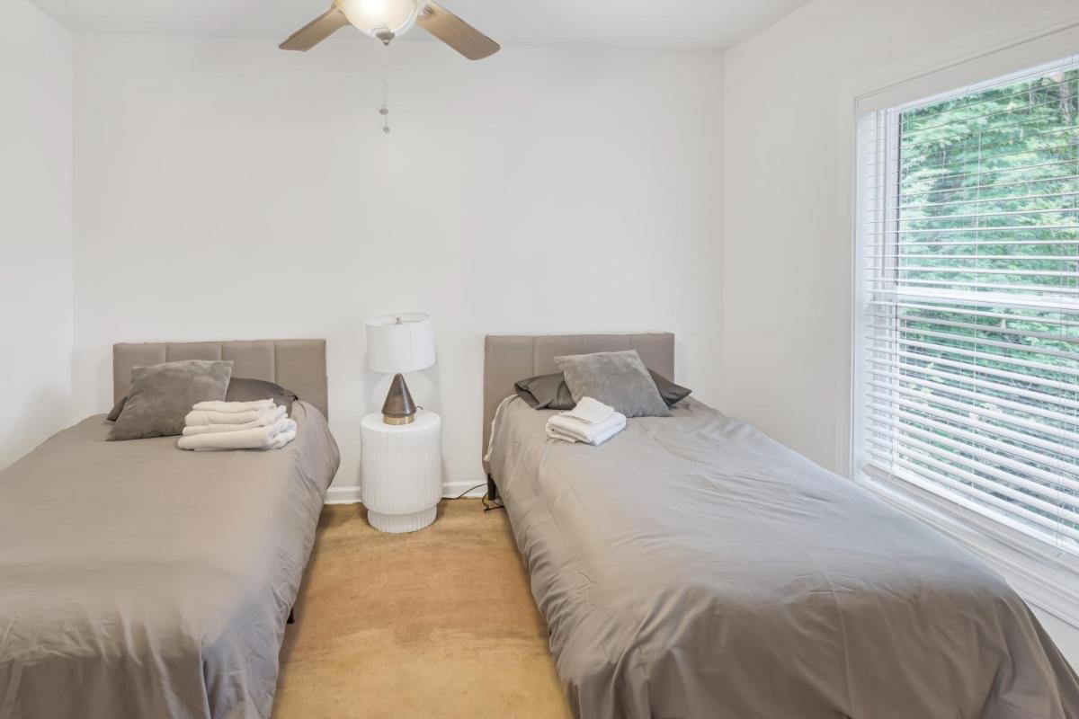 Charming 2BR Bungalow 4 Minutes to Duke University - Housity