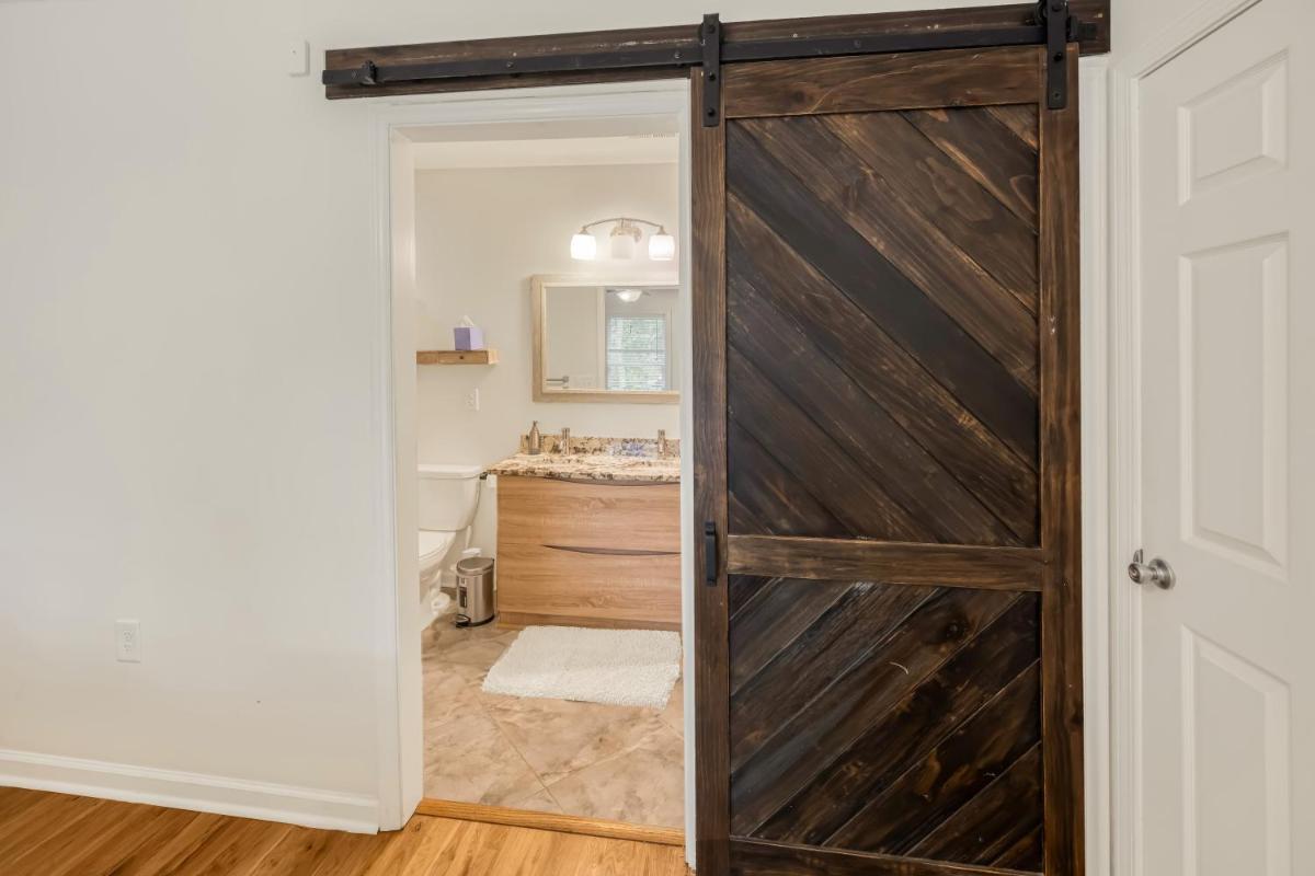 Charming 2BR Bungalow 4 Minutes to Duke University - Housity