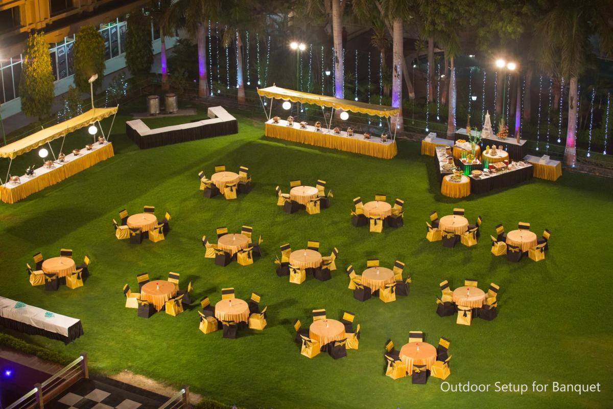 an overhead view of a restaurant with tables and chairs at Hotel Clarks Shiraz in Agra
