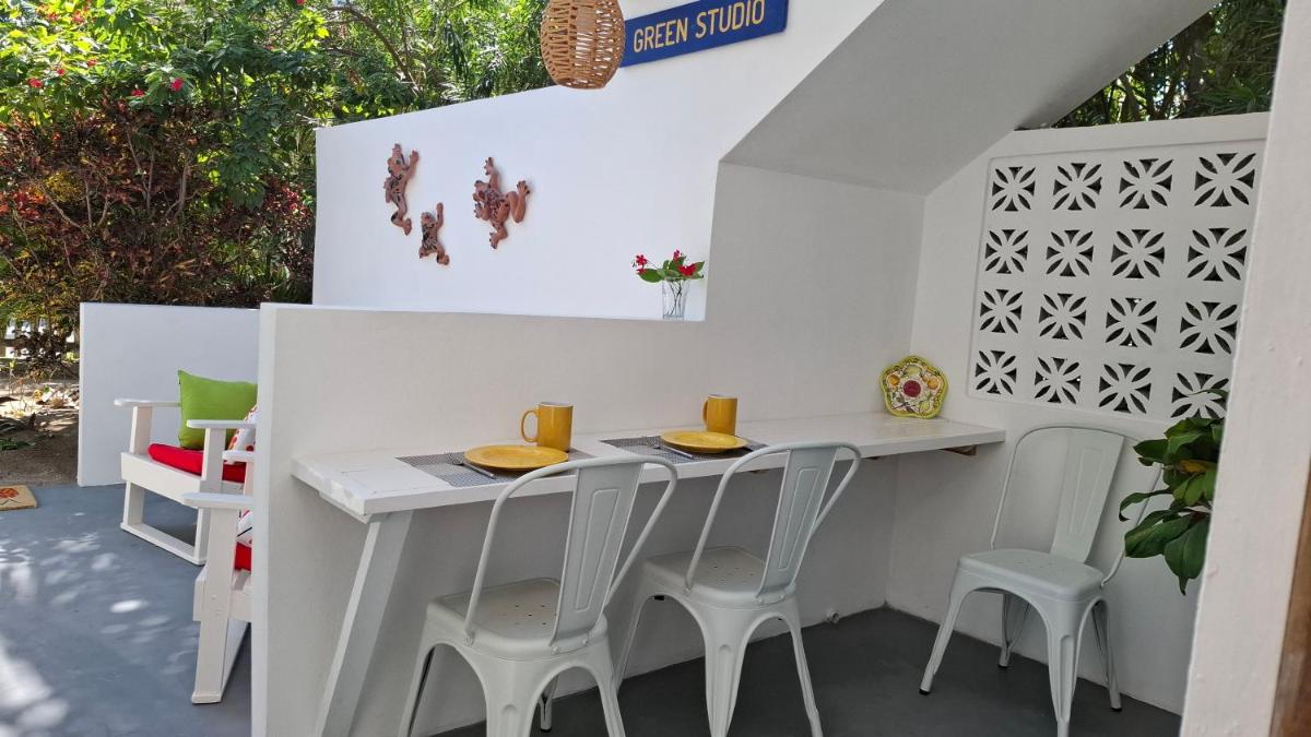 Amanda's Place Green Studio - pool and tropical garden - Housity