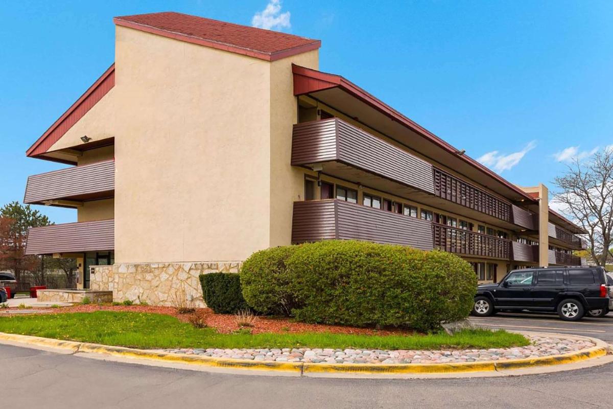 Super 8 by Wyndham Deerfield - Northbrook - Housity