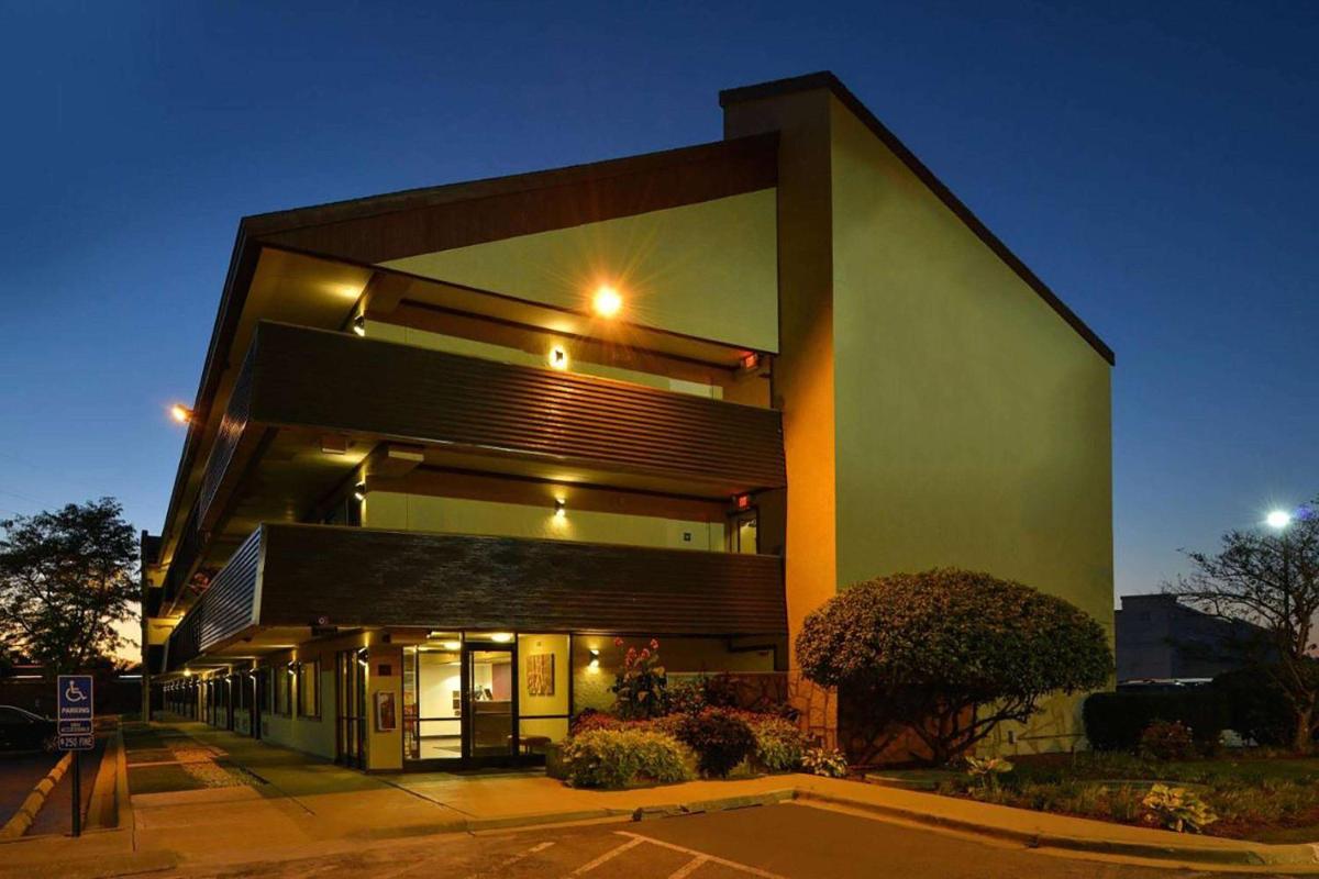 Super 8 by Wyndham Deerfield - Northbrook - Housity