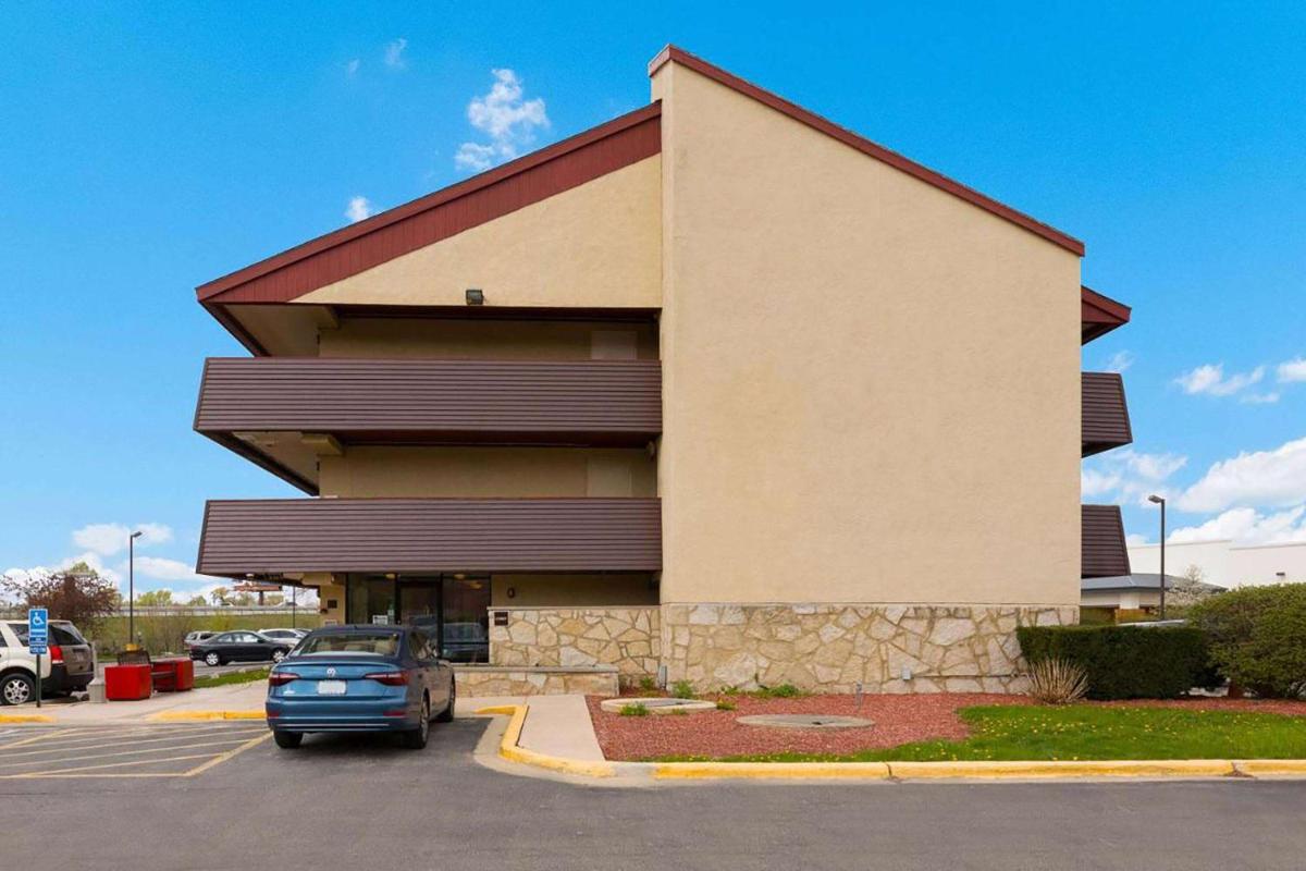 Super 8 by Wyndham Deerfield - Northbrook - Housity