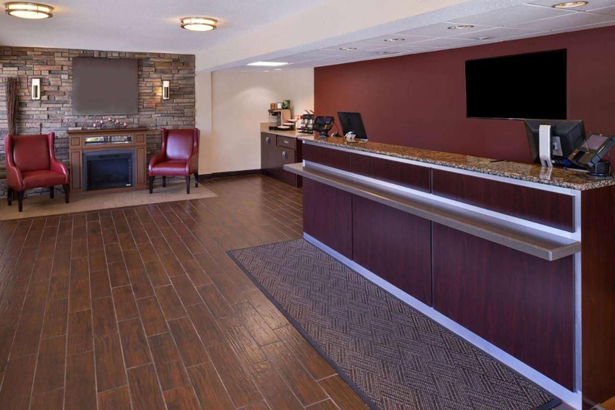 Super 8 by Wyndham Deerfield - Northbrook - Housity