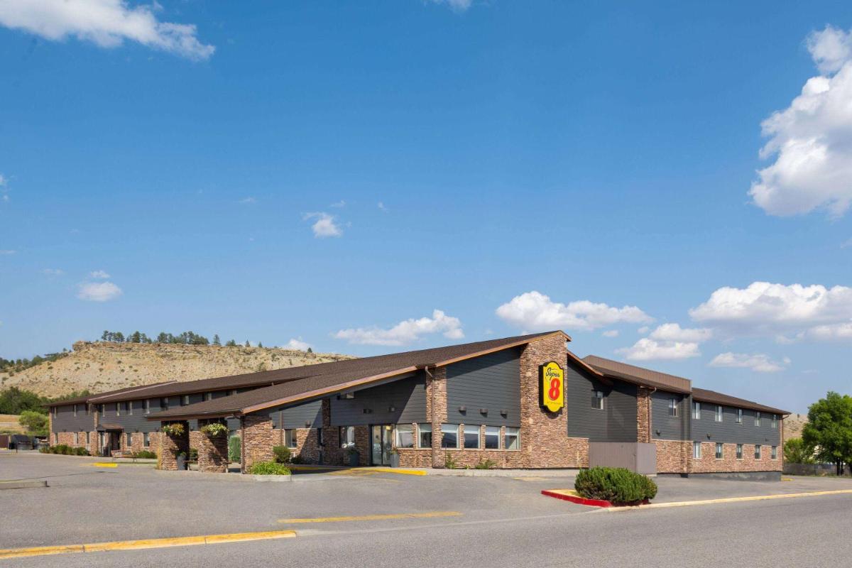 Super 8 by Wyndham Columbus - Housity