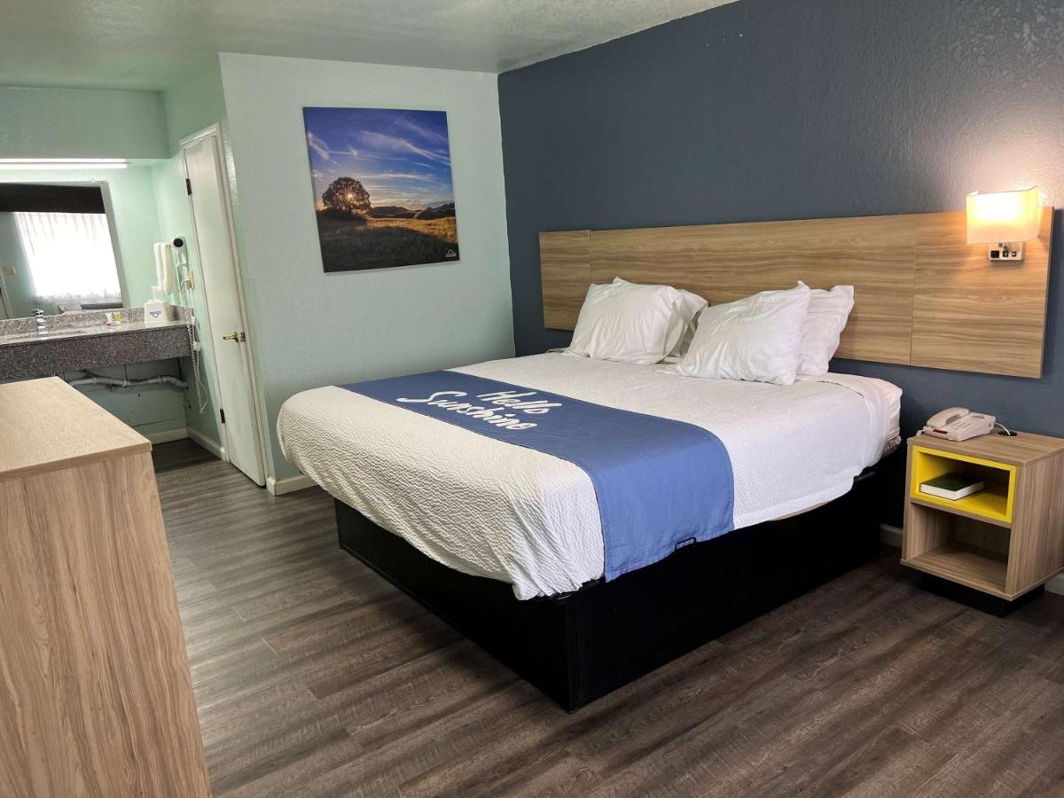 Days Inn by Wyndham Pratt - Housity