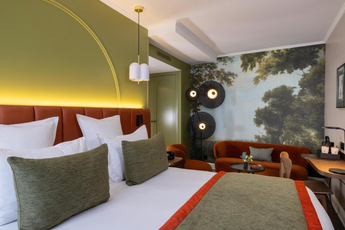 une chambre d'hôtel avec un lit et un bureau dans l'établissement Hôtel L'Ormaie & Spa, à Paris