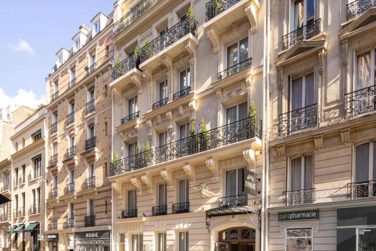 un bâtiment dans la ville de Paris dans l'établissement Hôtel L'Ormaie & Spa, à Paris
