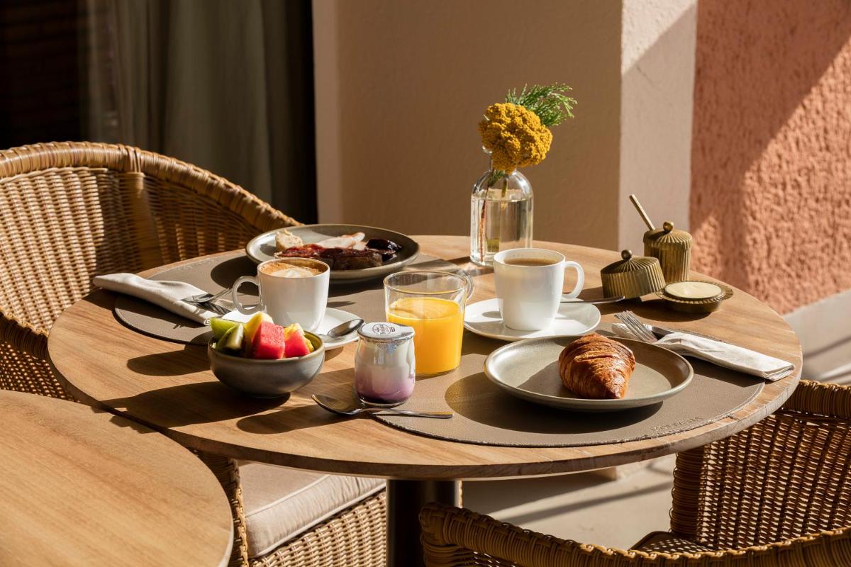 Comida en o cerca de este hotel