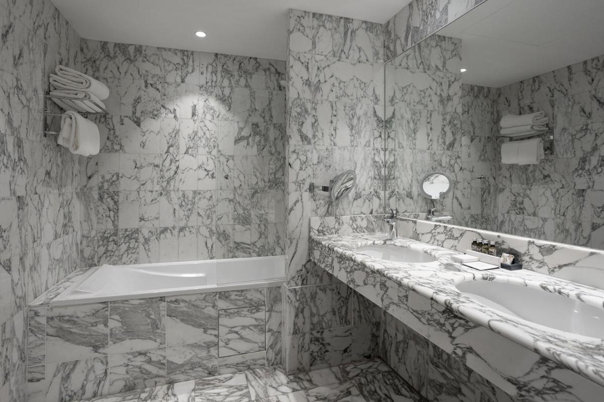 Salle de bains dans l'établissement Westminster Hotel & Spa Nice