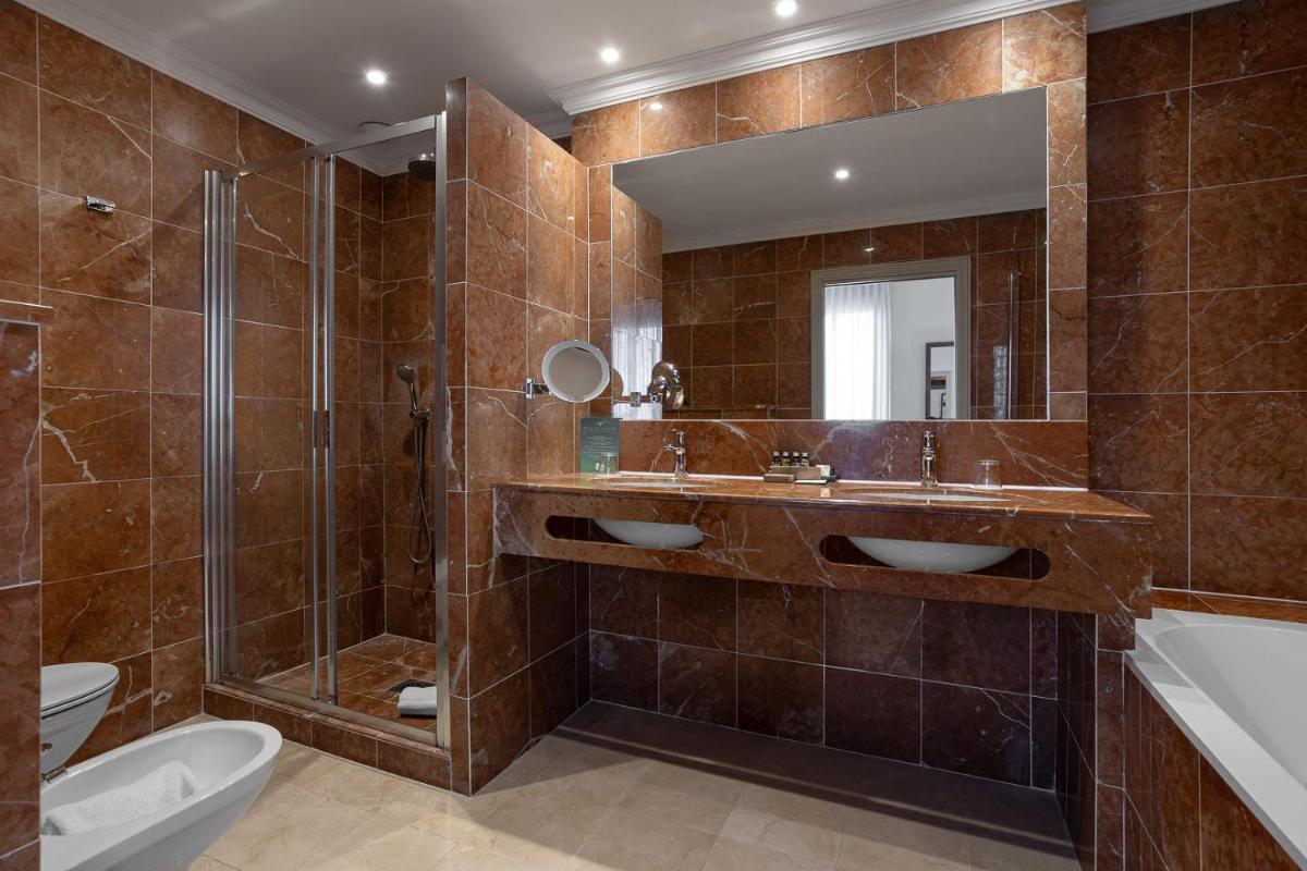 Salle de bains dans l'établissement Westminster Hotel & Spa Nice