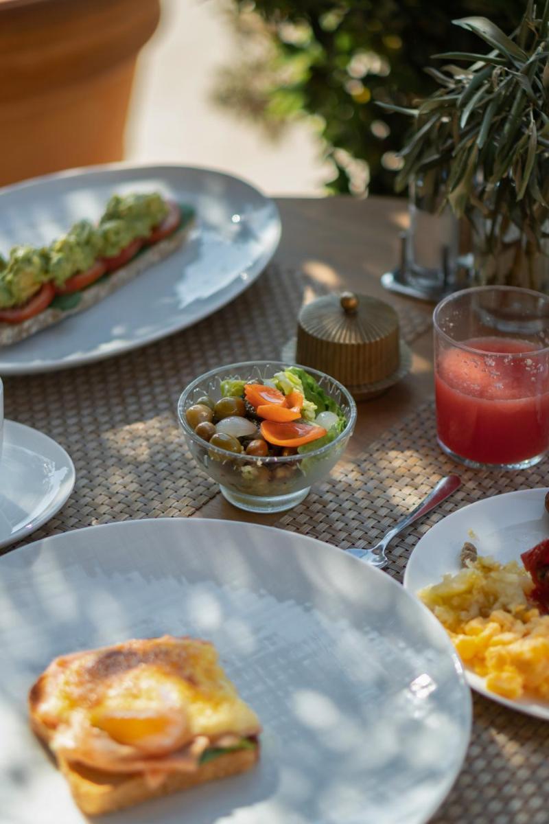 Comida en o cerca de este hotel