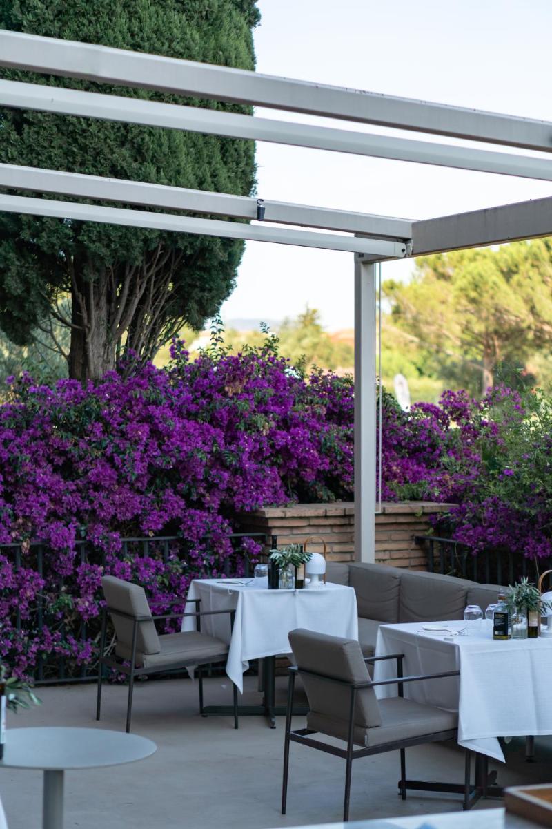 Jardín al aire libre en Hotel Peralada Wine Spa & Golf