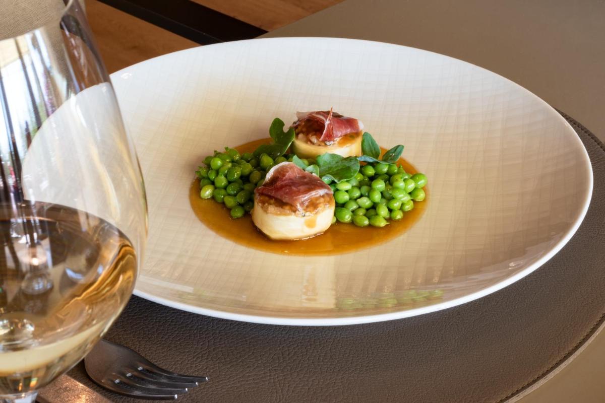 Comida en o cerca de este hotel