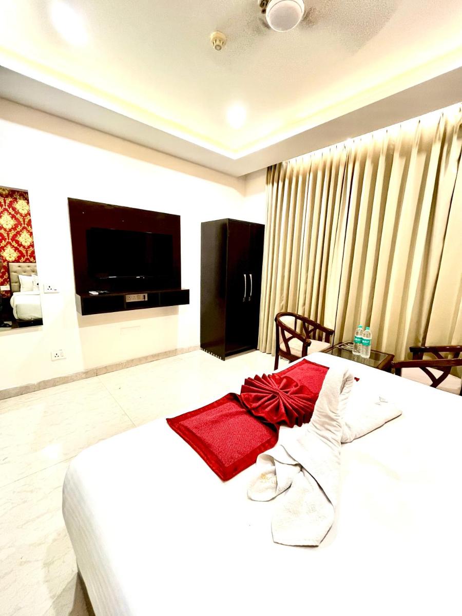 Hotel Lycoris Zirakpur Chandigarh !! Top Rated & Most Awarded Property in Tricity !! Main Highway Hotel - Housity