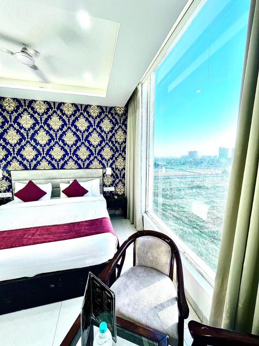 Hotel Lycoris Zirakpur Chandigarh !! Top Rated & Most Awarded Property in Tricity !! Main Highway Hotel - Housity