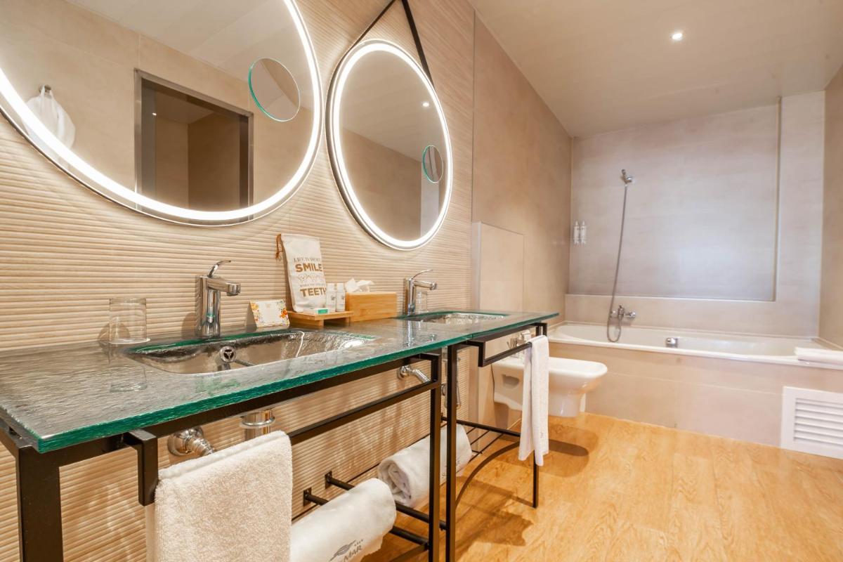 Un baño de SOLYMAR Gran Hotel