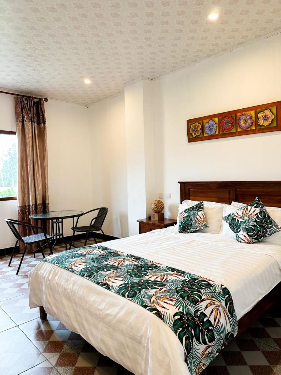 Crown Royale Hotel & Lounge - Housity