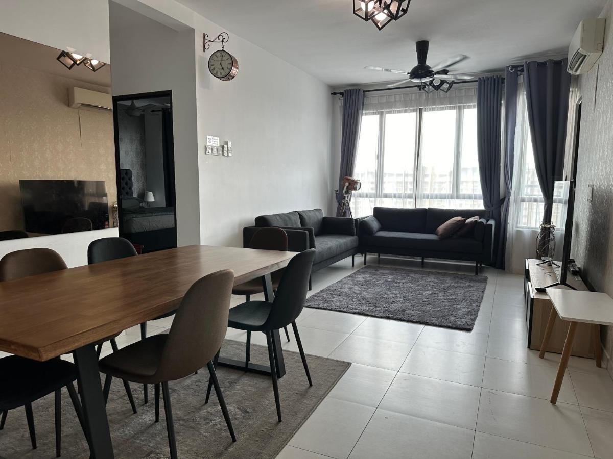Kyra The Heights Residence Condo Ayer Keroh Melaka WiFi, Netflix & Pool - Housity