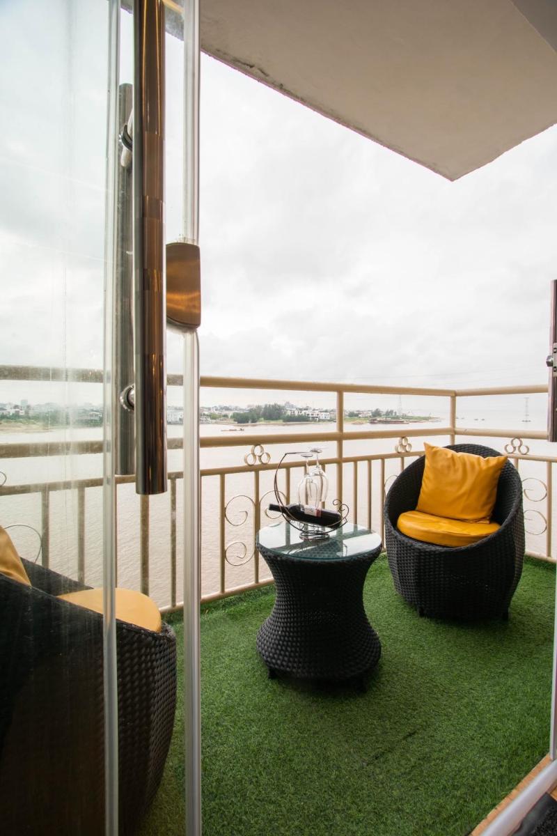WATERFRONT 3BR APT W/FREE PARKIN WiFi NETFLIX POOL - Housity