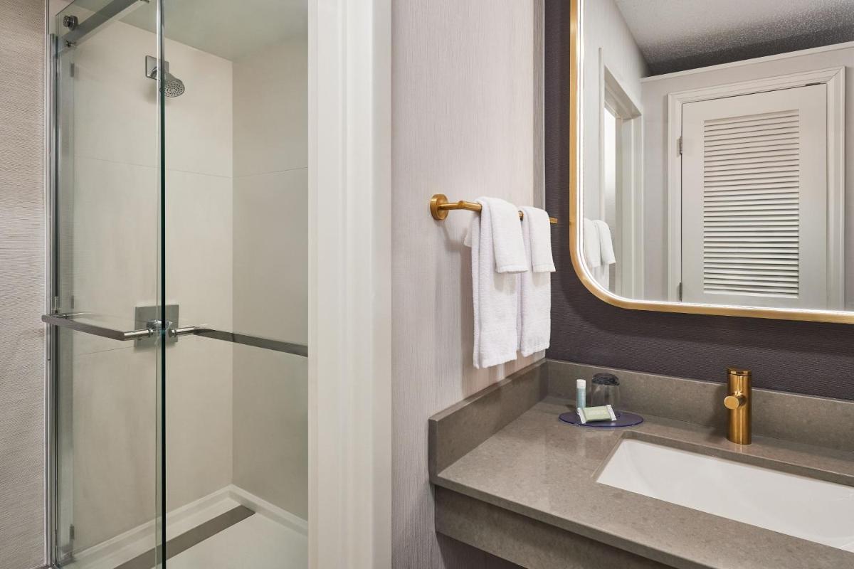 Courtyard by Marriott Fort Collins - Housity