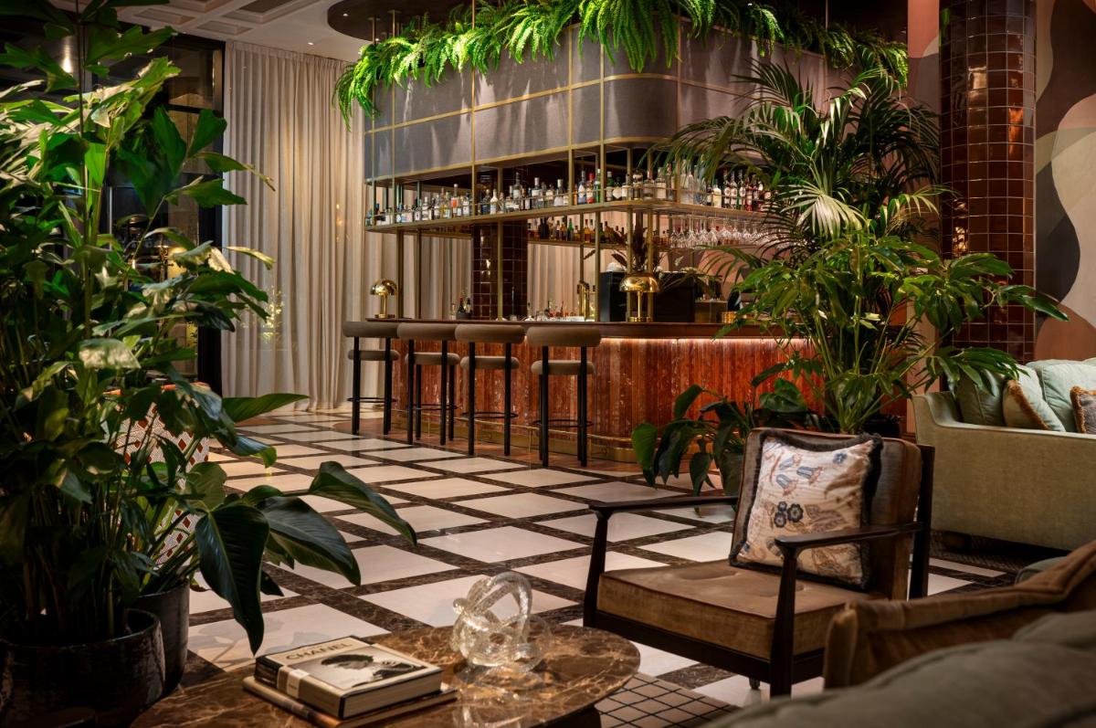 Ein Sitzbereich in der Unterkunft Brunfels Hotel, in the Unbound Collection by Hyatt