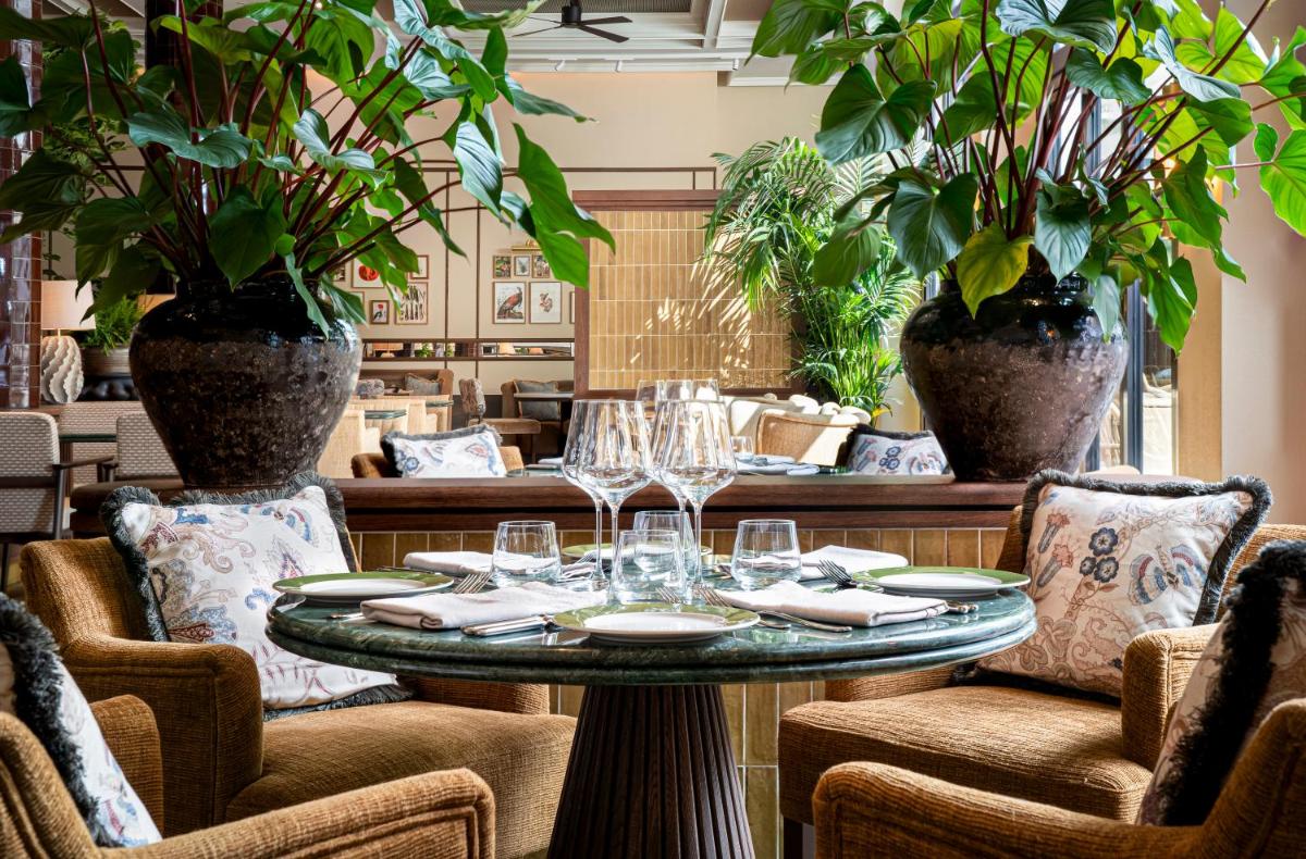 Ein Sitzbereich in der Unterkunft Brunfels Hotel, in the Unbound Collection by Hyatt