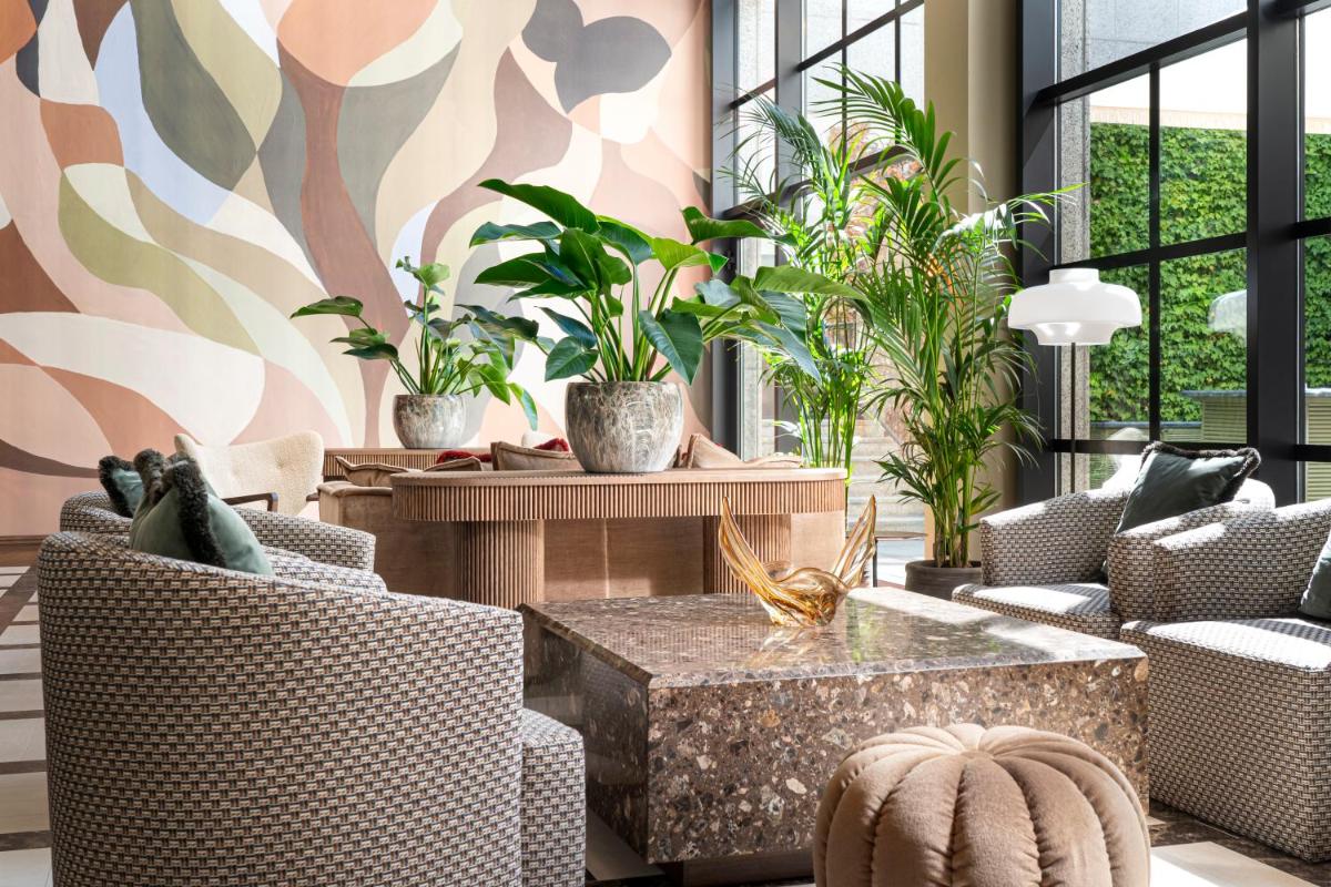 Ein Sitzbereich in der Unterkunft Brunfels Hotel, in the Unbound Collection by Hyatt