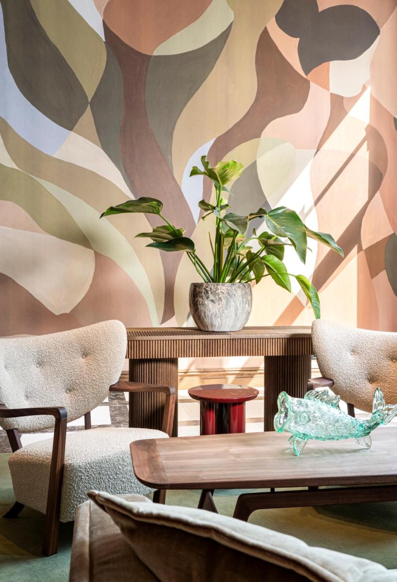 Ein Sitzbereich in der Unterkunft Brunfels Hotel, in the Unbound Collection by Hyatt