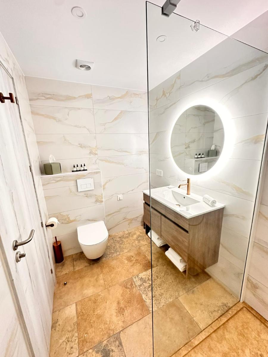 un baño con lavabo e inodoro en Boutique Hotel Comtal Empuries, en Roses 137 fotos más