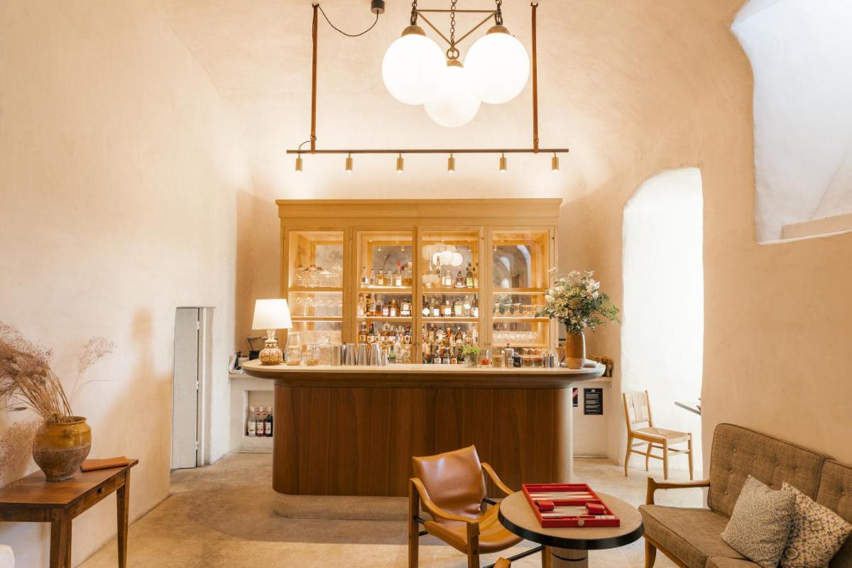 - un bar dans le salon doté d'un lustre dans l'établissement Hotel Crillon le Brave, à Crillon-le-Brave