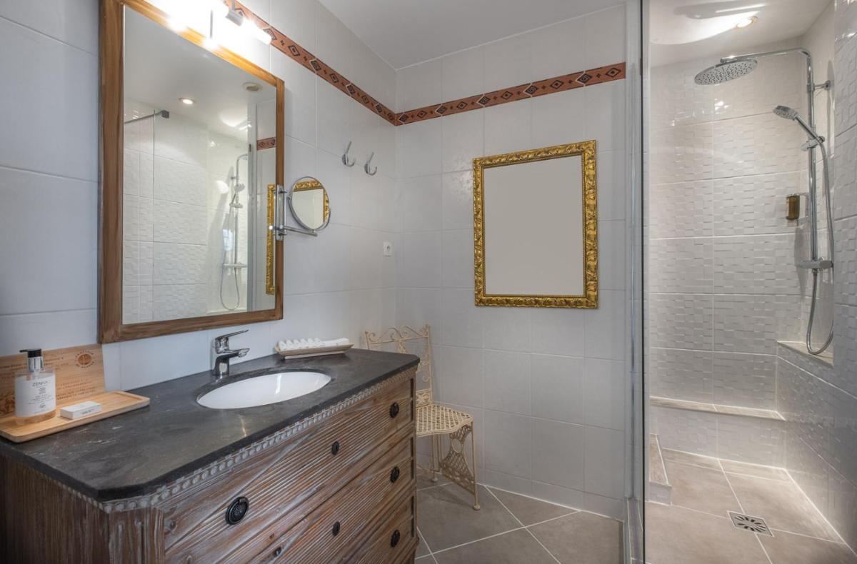 Salle de bains dans l'établissement Auberge du Bon Laboureur Chenonceaux