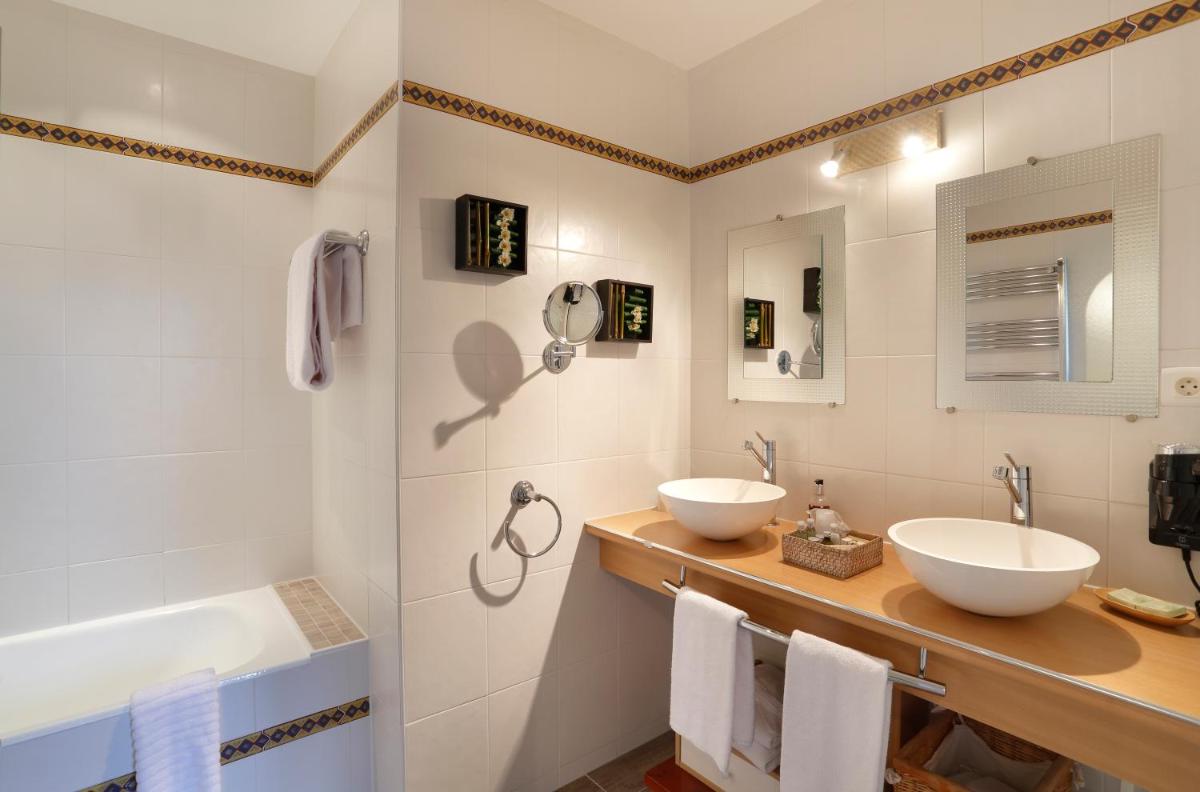 Salle de bains dans l'établissement Auberge du Bon Laboureur Chenonceaux