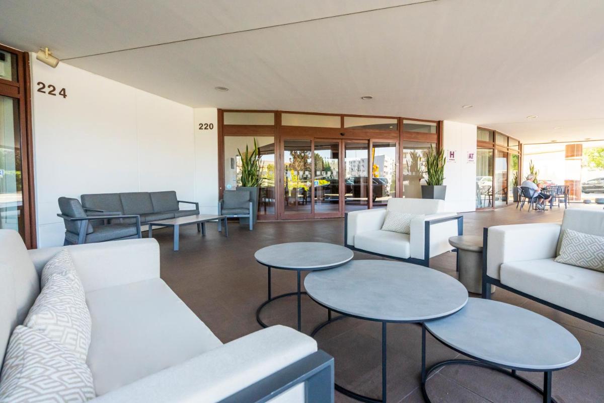 Uma área de estar em Gaia Residence