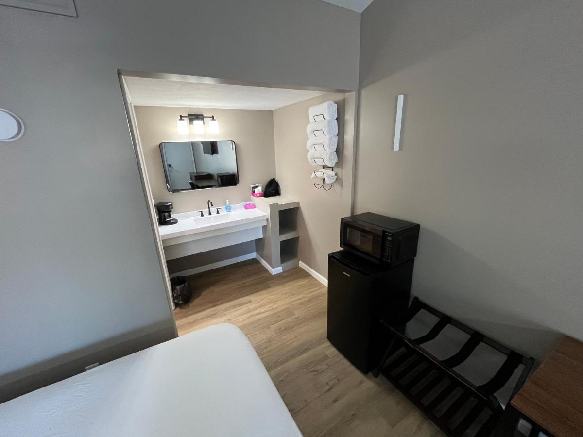 Valley Inn and Suites - Housity