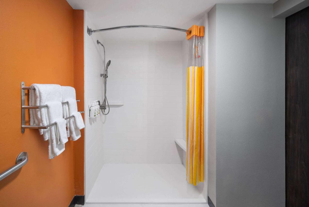 La Quinta by Wyndham Greensboro NC - Housity