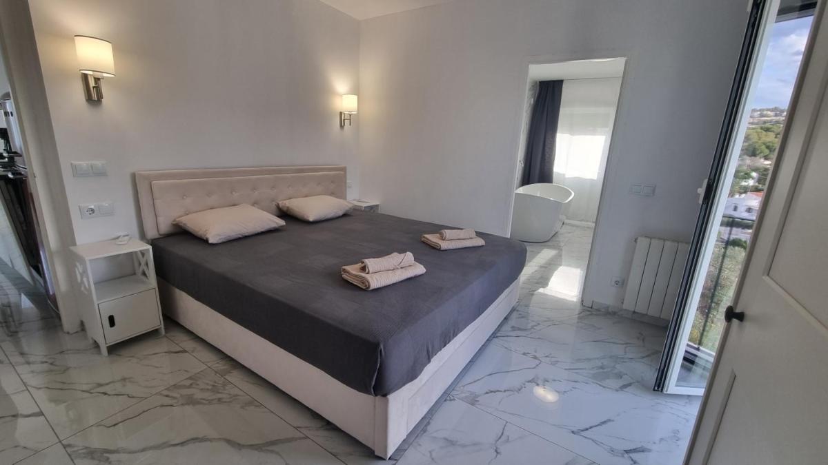 Meerblick Villa mit Terrasse, Pool und kostenlosen WLAN neu renoviert - Housity