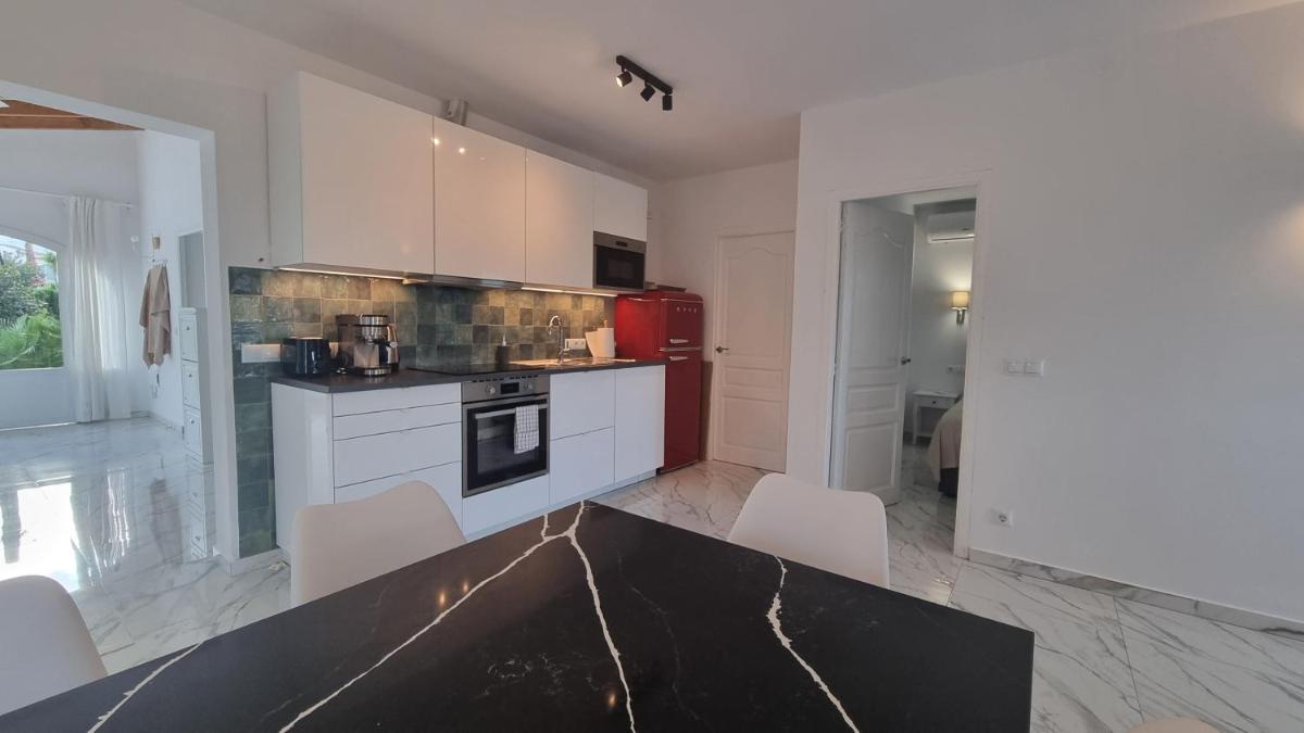 Meerblick Villa mit Terrasse, Pool und kostenlosen WLAN neu renoviert - Housity
