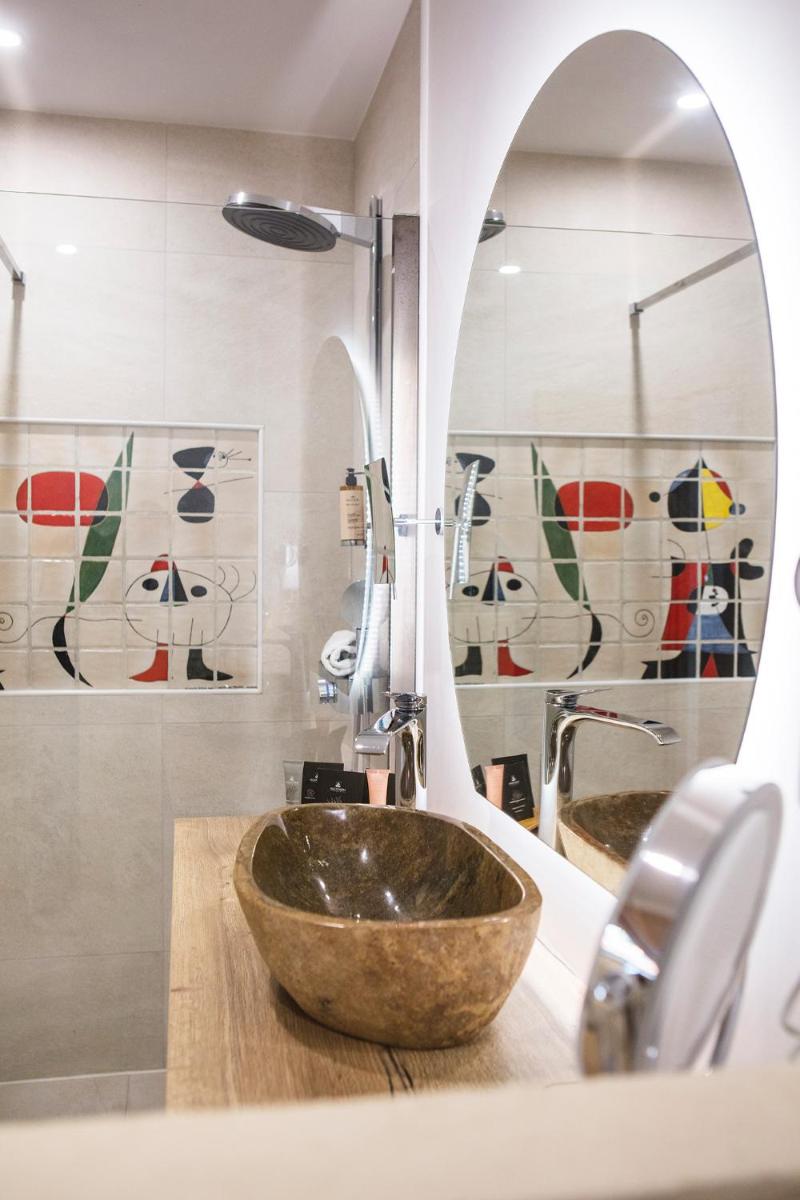 Salle de bains dans l'établissement Le Relais Des Trois Mas