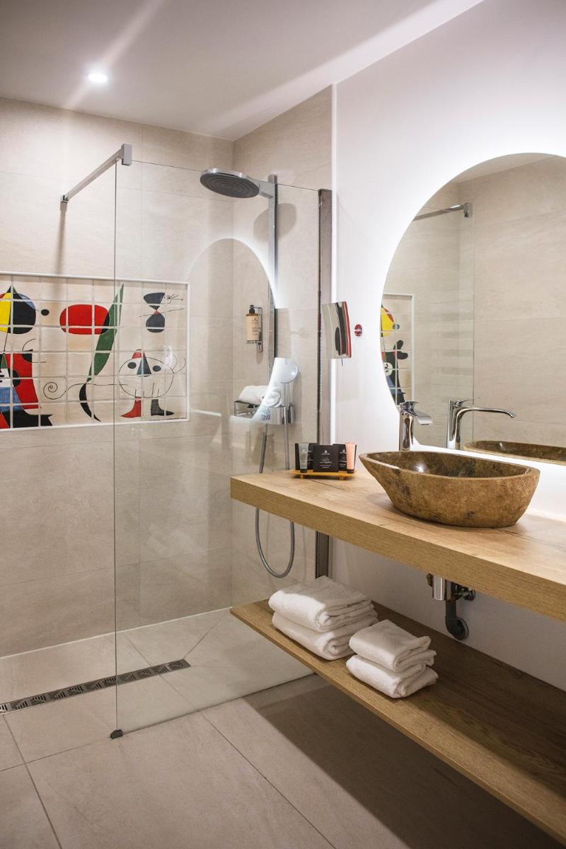 Salle de bains dans l'établissement Le Relais Des Trois Mas