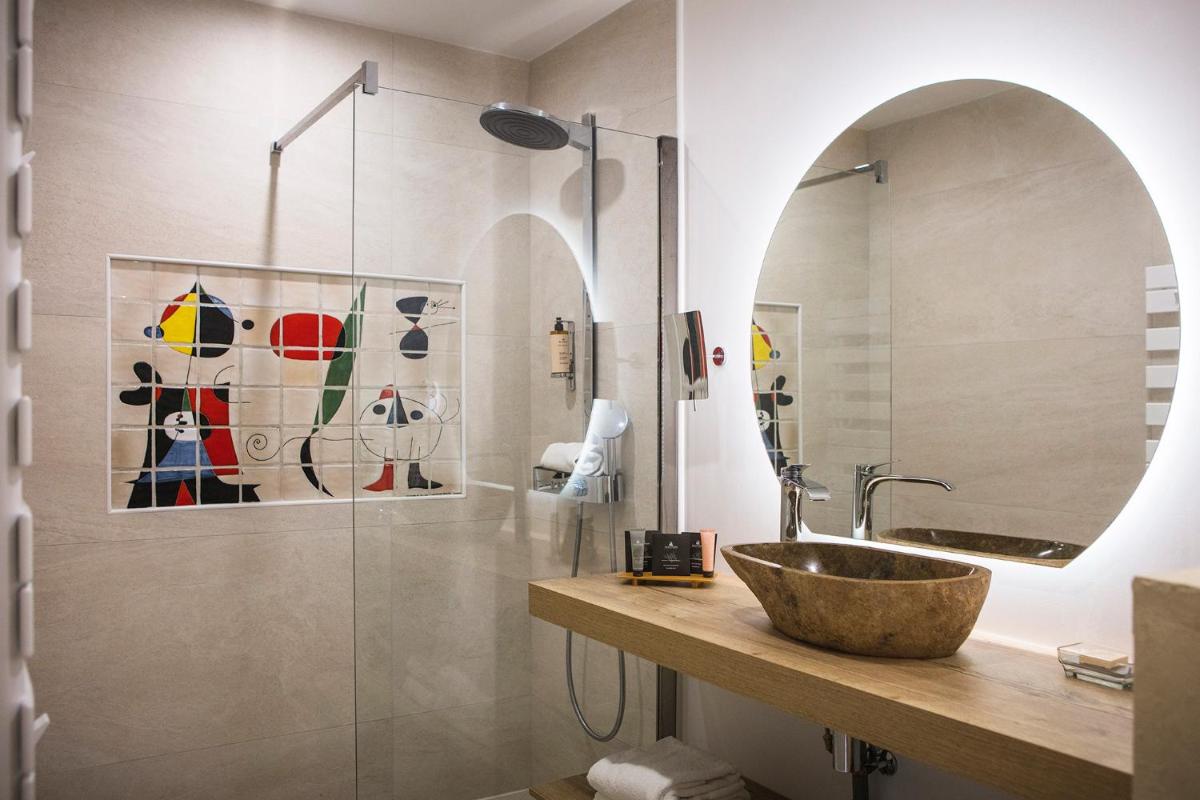 Salle de bains dans l'établissement Le Relais Des Trois Mas