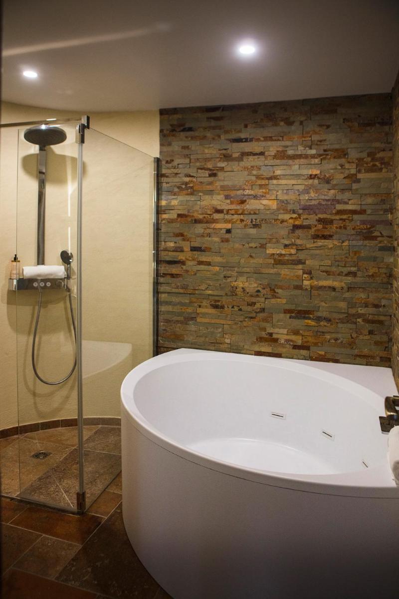 Salle de bains dans l'établissement Le Relais Des Trois Mas