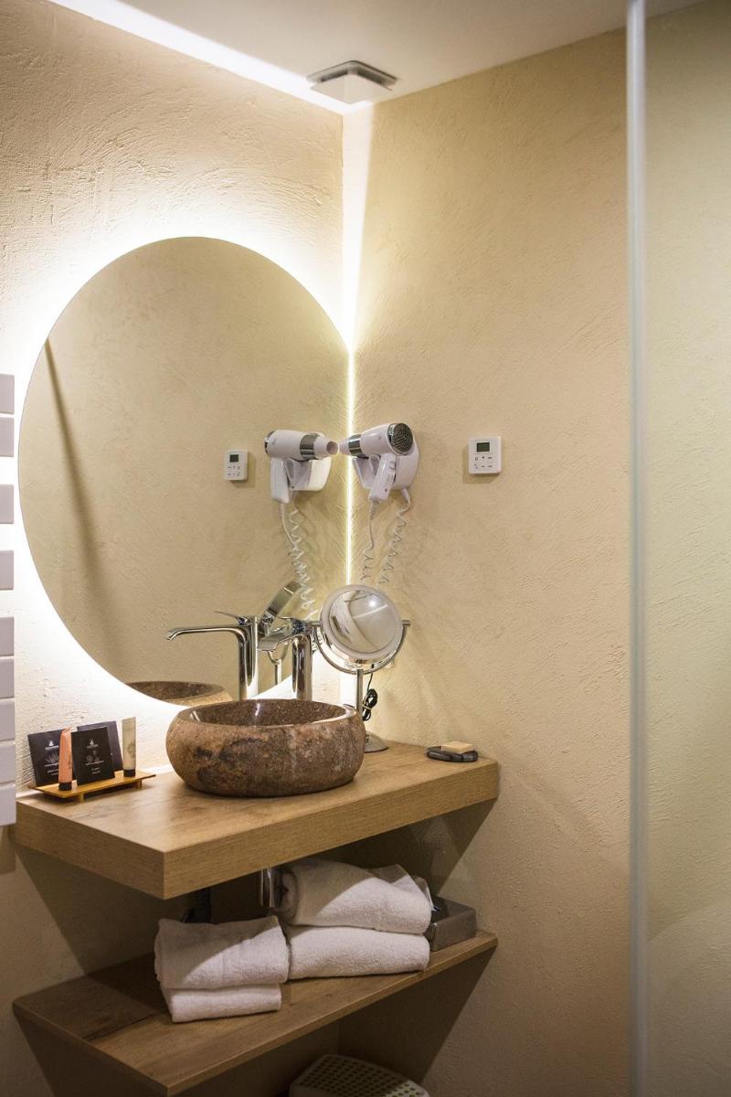 Salle de bains dans l'établissement Le Relais Des Trois Mas